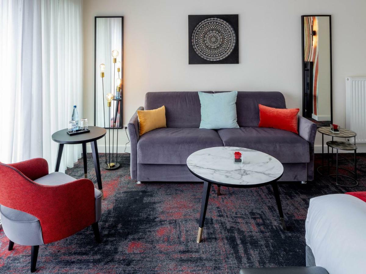 Suite,831192512:JPEG